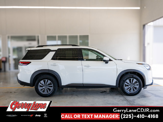 Used 2025 Nissan Pathfinder SV FWD image 3