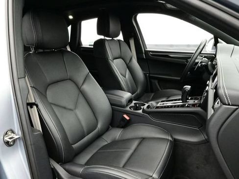 Certified 2025 Porsche Macan AWD/4WD image 18