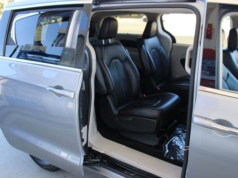 Used 2017 Chrysler Pacifica Premium image 36