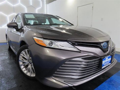 Used 2020 Toyota Camry XLE image 3
