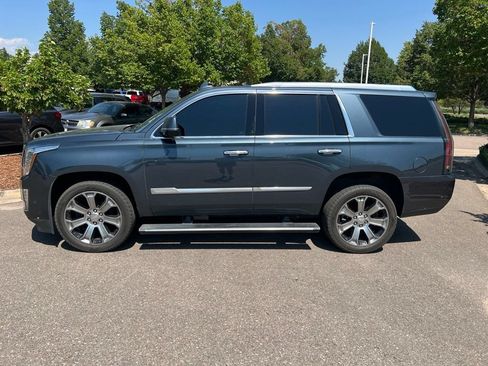 Used 2020 Cadillac Escalade Platinum AWD/4WD image 2