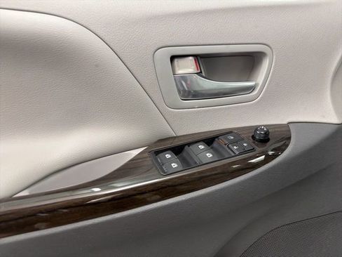 Used 2015 Toyota Sienna XLE image 28