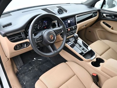 Certified 2025 Porsche Macan AWD/4WD image 4