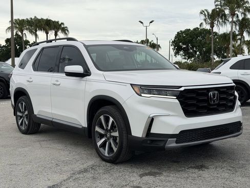 Used 2025 Honda Pilot Touring image 2