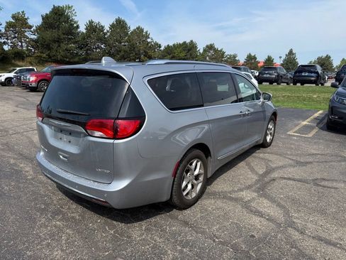 Used 2018 Chrysler Pacifica Limited FWD image 3