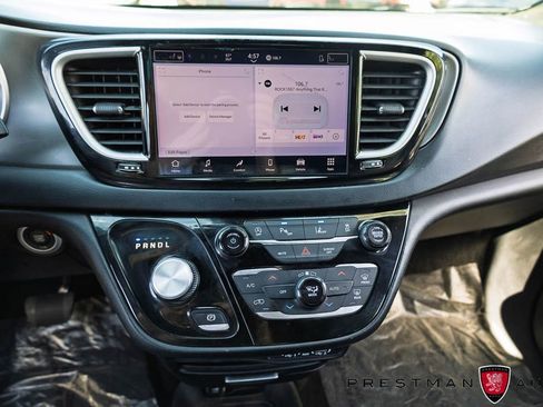 Used 2025 Chrysler Pacifica Select FWD image 25