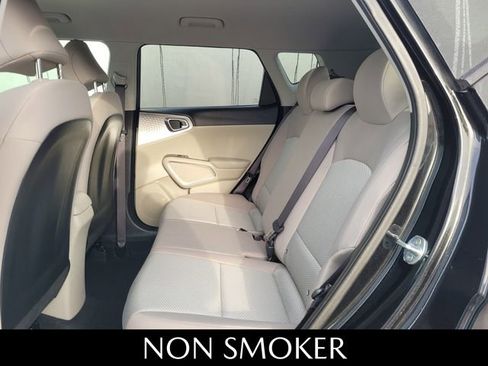 Used 2023 Kia Soul LX image 6