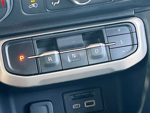 Used 2022 GMC Acadia Denali w/ Denali Technology Package AWD/4WD image 17