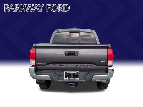 Used 2017 Toyota Tacoma SR5 w/ Tow Package image 4