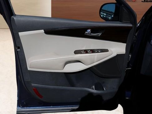 Used 2020 Kia Sorento LX image 11