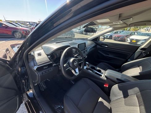 Used 2025 Nissan Altima 2.5 SV FWD image 34