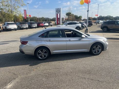 Used 2024 Volkswagen Jetta SE image 5