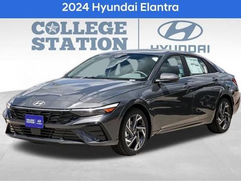 Used 2024 Hyundai Elantra SEL w/ Convenience Package image 3