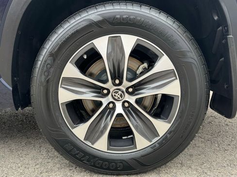 Used 2022 Toyota Highlander XLE image 11