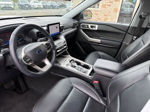 Used 2022 Ford Explorer XLT w/ Equipment Group 202A AWD/4WD image 11