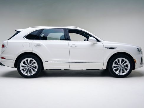 Used 2024 Bentley Bentayga image 3