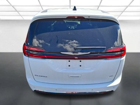 Certified 2025 Chrysler Pacifica Select AWD/4WD image 5