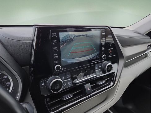 Used 2021 Toyota Highlander XLE image 18