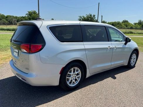 Used 2023 Chrysler Voyager LX FWD image 6