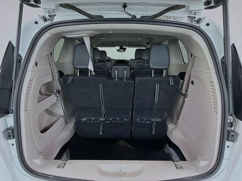 Used 2023 Chrysler Pacifica Touring-L FWD image 28