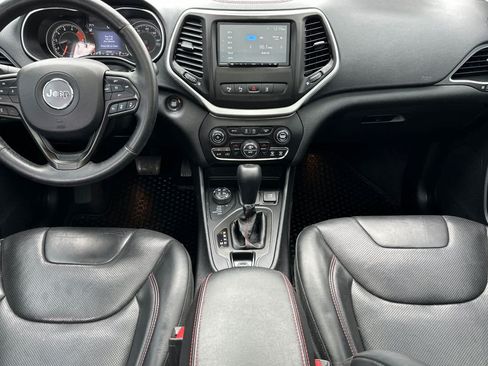 Used 2019 Jeep Cherokee Trailhawk AWD/4WD image 3