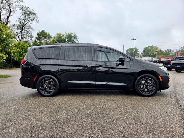 Used 2021 Chrysler Pacifica Limited w/ Uconnect Theater Family Group FWD image 7