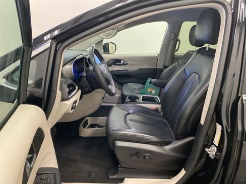 Used 2023 Chrysler Pacifica Touring-L FWD image 9