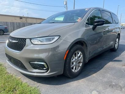 Used 2025 Chrysler Pacifica Select
