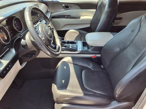Used 2023 Kia Carnival LX FWD image 15