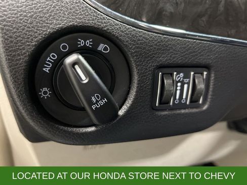 Used 2014 Chrysler Town & Country Touring image 14