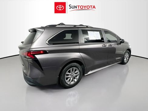 Used 2022 Toyota Sienna XLE w/ XLE Plus Package FWD image 4