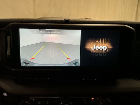 Used 2025 Jeep Gladiator Sport AWD/4WD image 17
