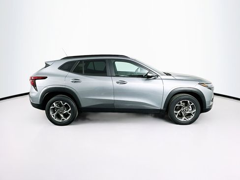 Used 2025 Chevrolet Trax LT w/ LT Convenience Package image 10