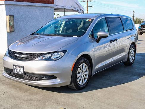 Used 2021 Chrysler Voyager L FWD image 4