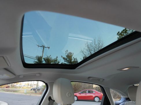 Used 2017 Jaguar XF Premium image 13