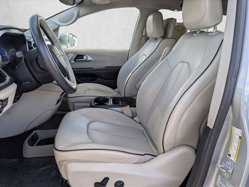 Used 2017 Chrysler Pacifica Platinum FWD image 17