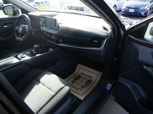 Used 2021 Nissan Rogue SV image 16