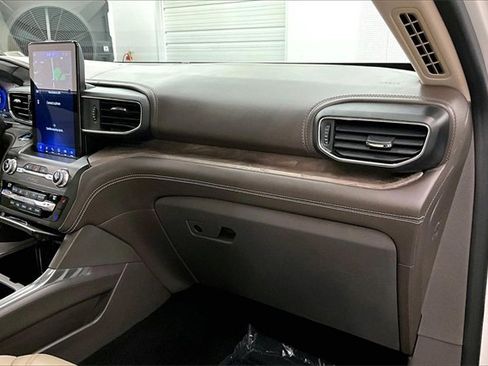 Used 2020 Ford Explorer Platinum w/ Premium Technology Package image 16