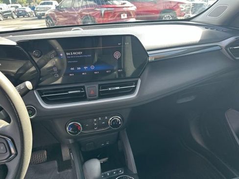 Used 2025 Chevrolet TrailBlazer LS w/ LS Convenience Package FWD image 11