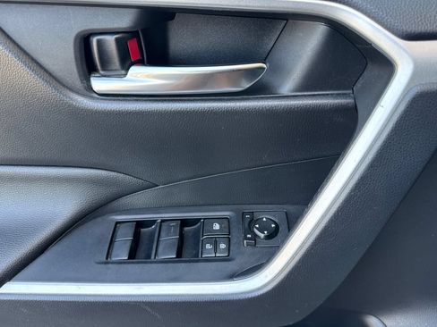 Used 2021 Toyota RAV4 XLE w/ Convenience Package FWD image 11