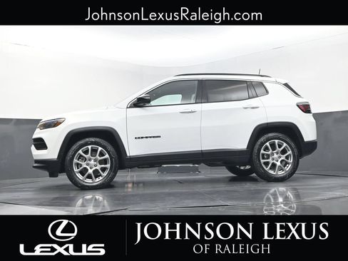 Used 2023 Jeep Compass Latitude w/ Sun and Sound Group AWD/4WD image 21