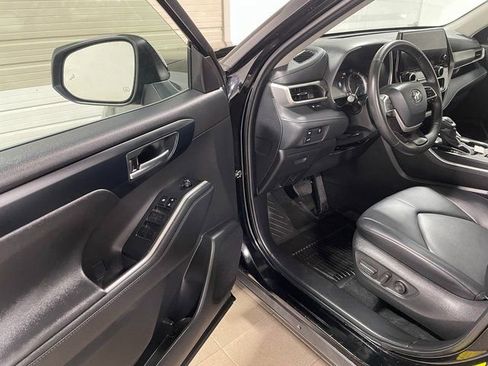 Used 2024 Toyota Highlander XLE AWD/4WD image 10