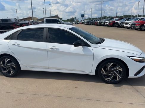 Used 2025 Hyundai Elantra SEL FWD image 2