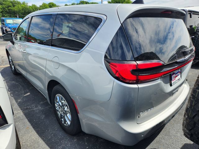 Used 2024 Chrysler Pacifica Touring-L FWD image 4