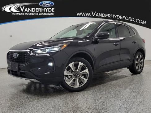 Certified 2025 Ford Escape Platinum AWD/4WD image 1