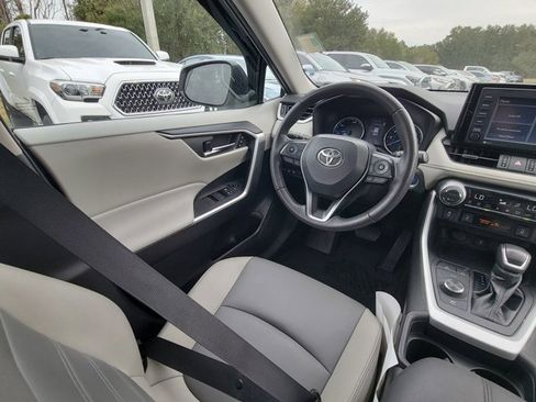 Used 2021 Toyota RAV4 XLE Premium image 7