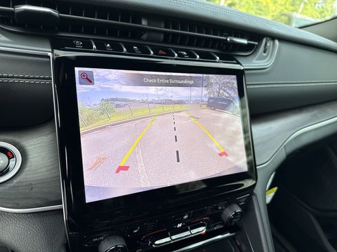 New 2025 Jeep Grand Cherokee Limited w/ Black Appearance Package image 27