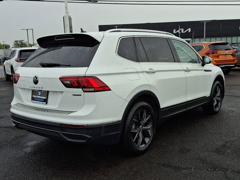 Used 2024 Volkswagen Tiguan SE w/ Panoramic Sunroof Package image 7