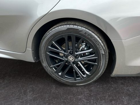 Used 2025 Toyota Camry SE FWD image 9