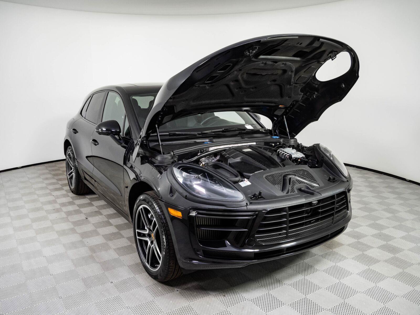 Used 2021 Porsche Macan Turbo AWD/4WD image 33